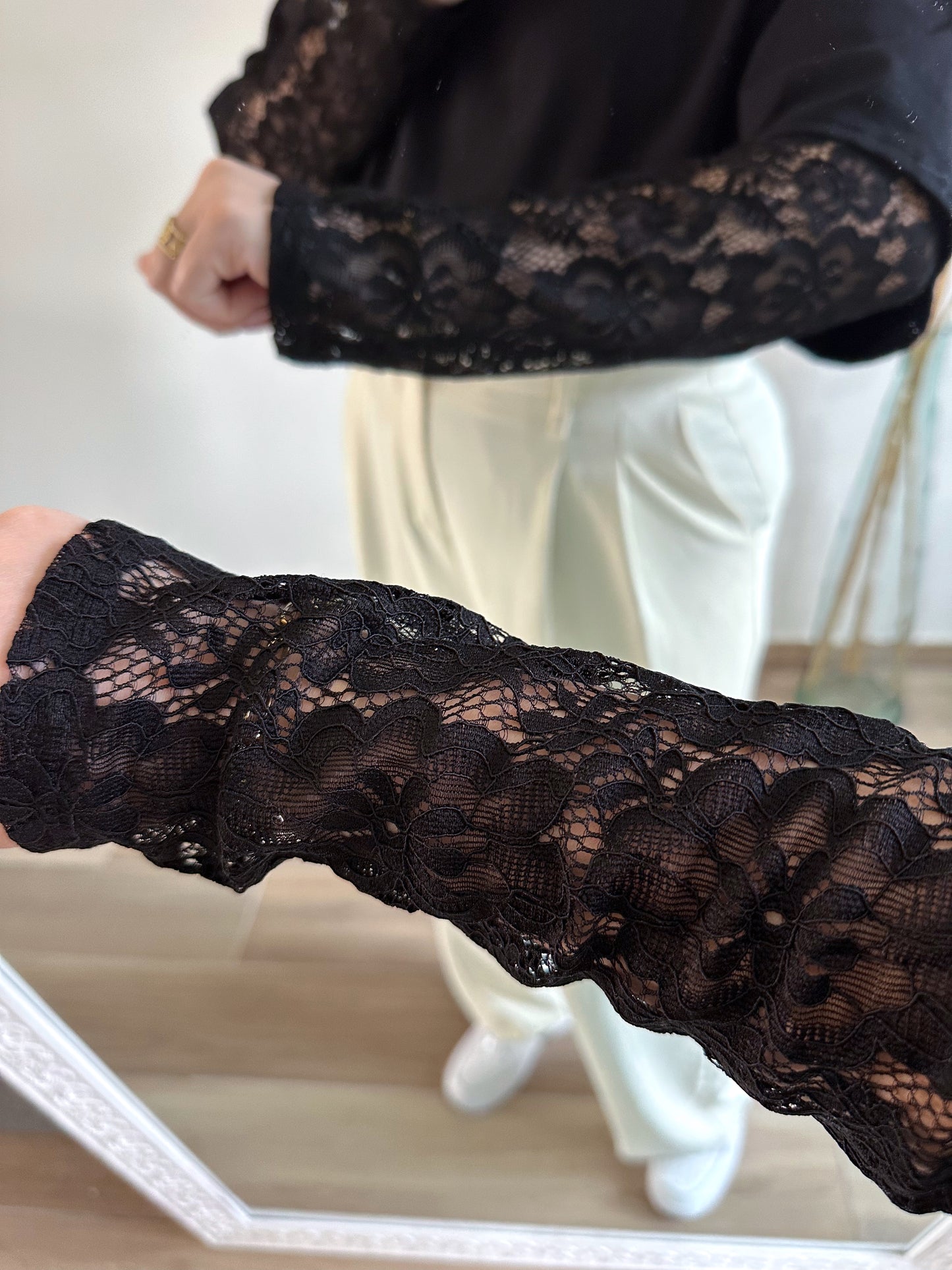 Tee-shirt noir dentelle IZIA