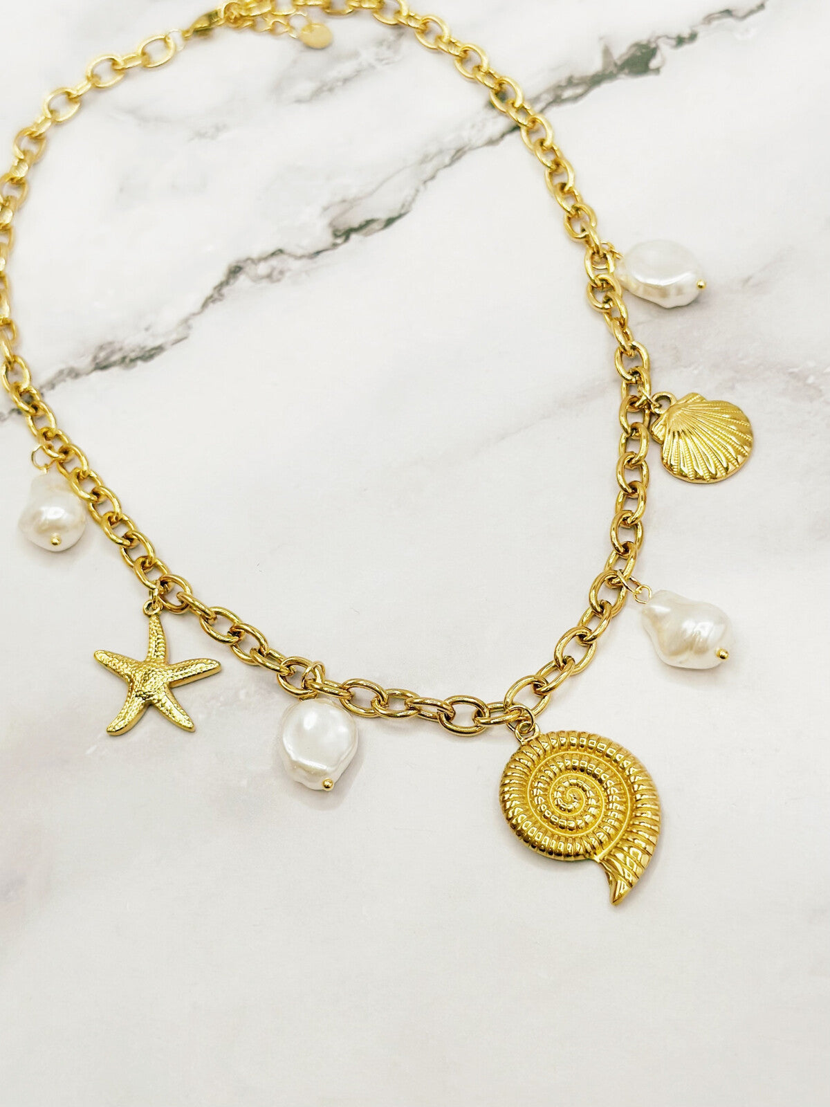 Collier breloques coquillages